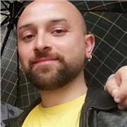 Laureato con lode alla specialistica di Filosofia ed Etica delle Relazioni impartisce lezioni di storia e filosofia